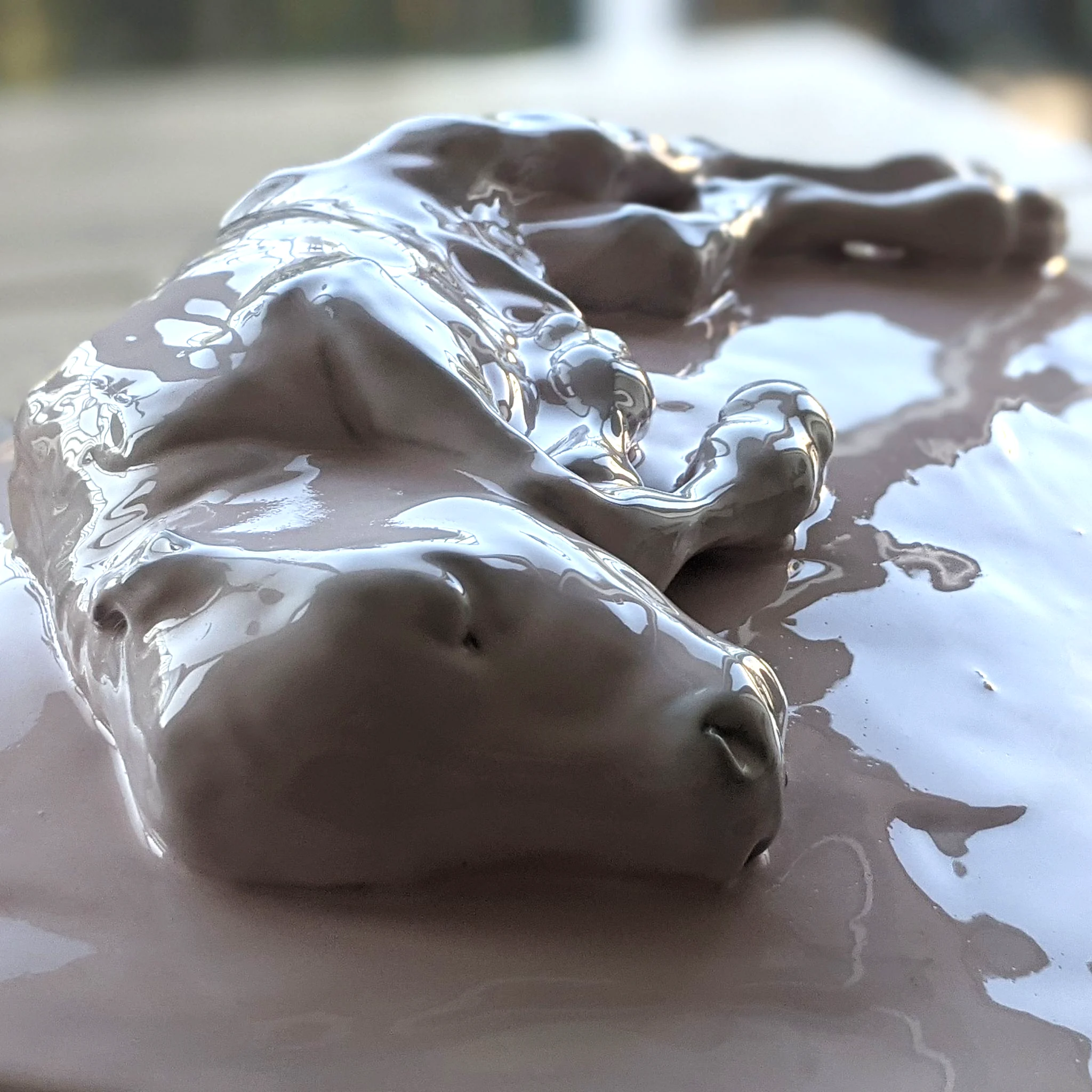 Sculpture Lait, silicone et terre